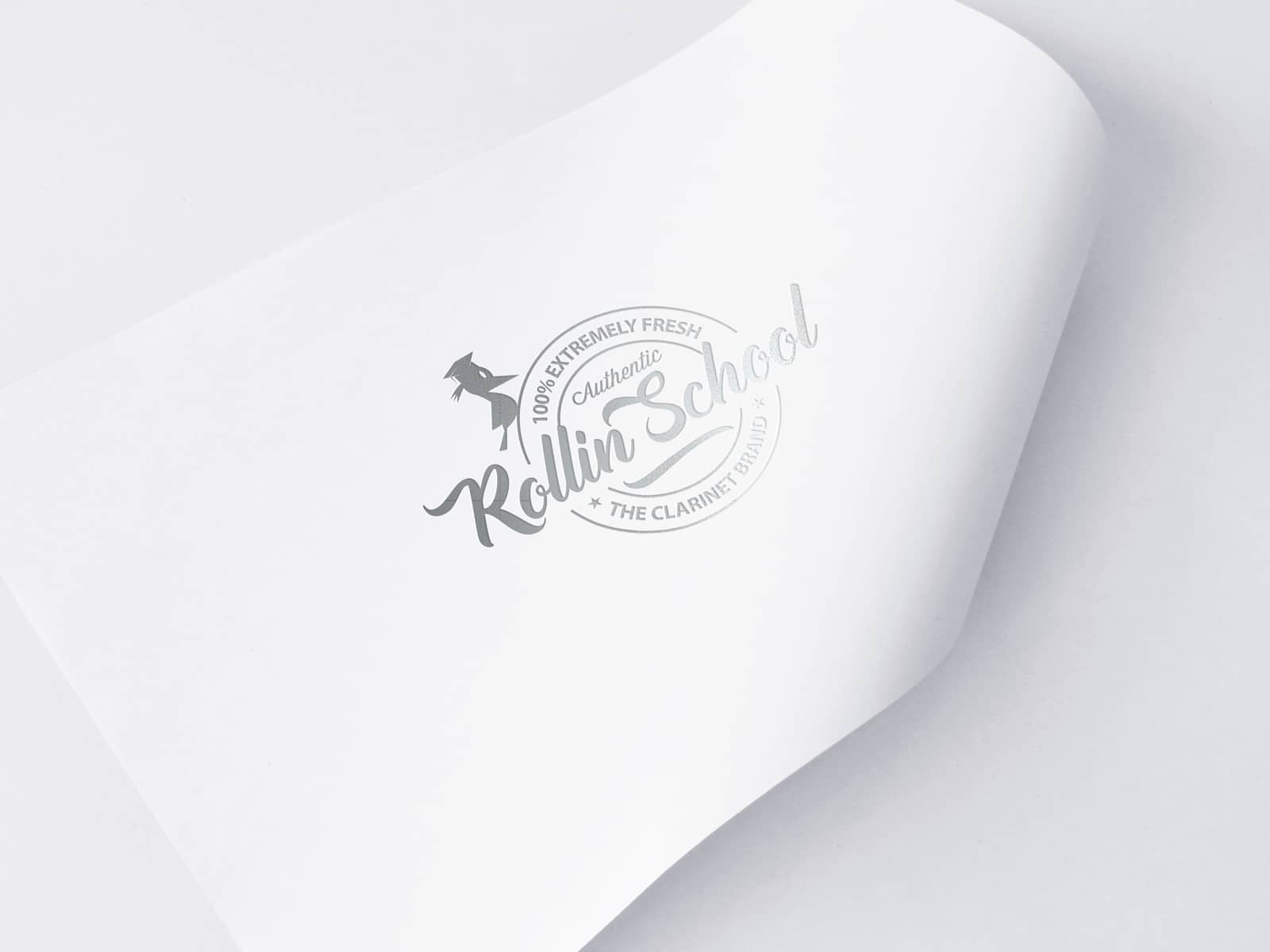 Logotipo LRollin School plateado sobre papel blanco branding por The Acctitude