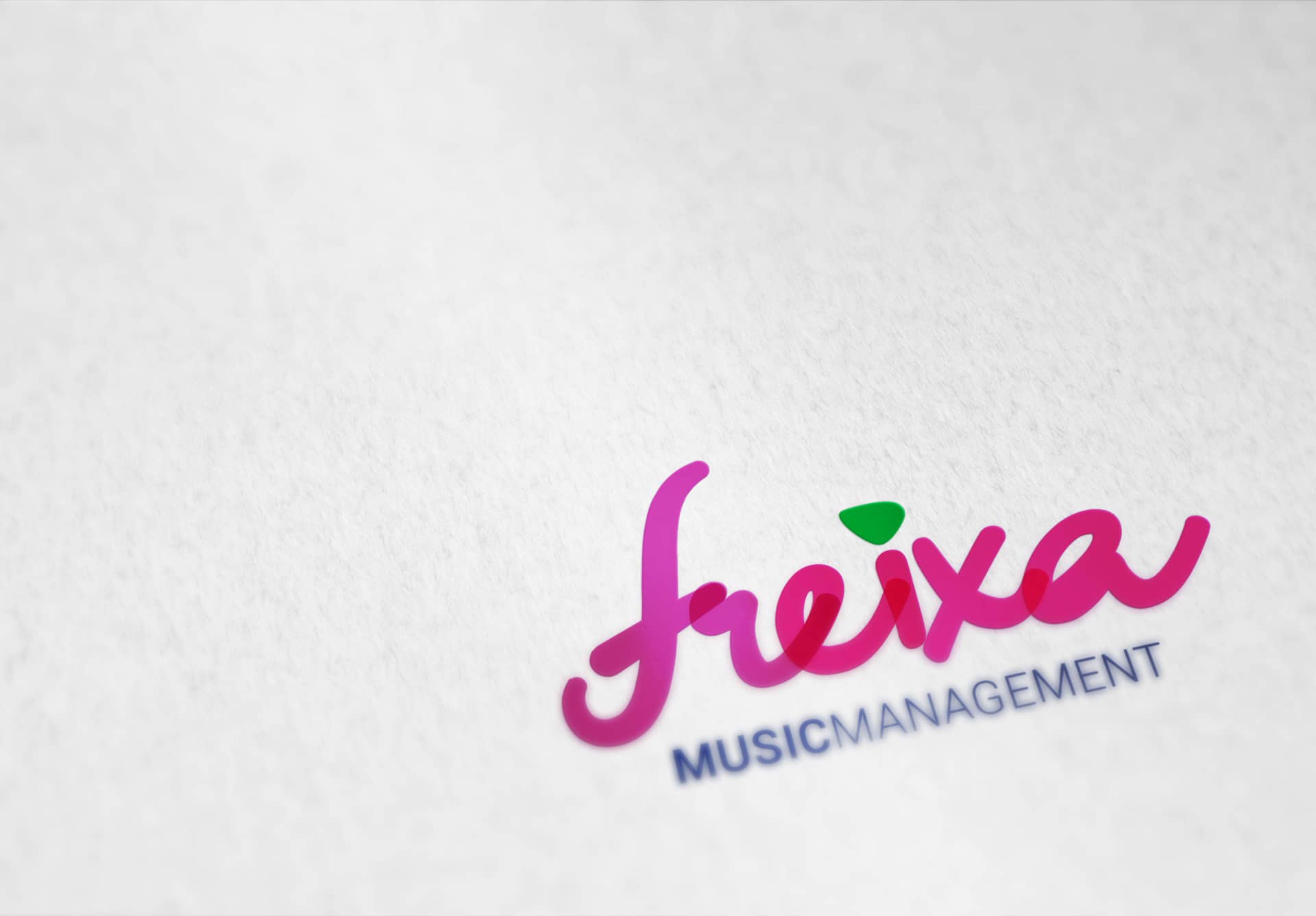 Logotipo Freixa Music rosa sobre papel blanco branding por The Acctitude